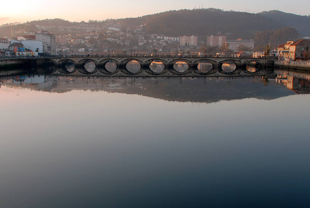 Мост с зеркальным эффектом в реке. Галисия, Испания - Фото, изображение