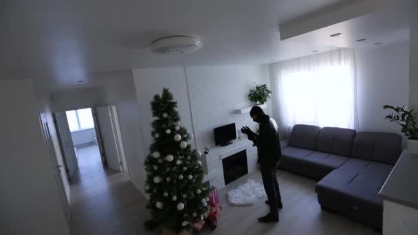 Bezpečnostní kamera zachycená jako zloděj prolomí byt Vánoce - Záběry, video