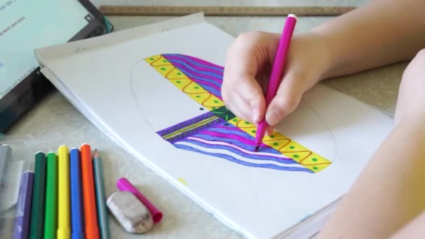 子供は右手と左手でイースターエッグを描く. - 映像、動画