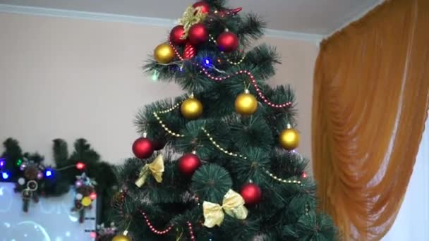 室内のガーランドで飾られたクリスマスツリー - 映像、動画