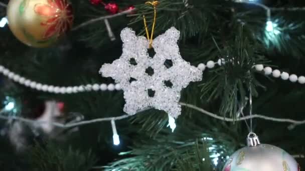 Χριστουγεννιάτικα στολίδια και γιρλάντες στο χριστουγεννιάτικο δέντρο από κοντά - Πλάνα, βίντεο