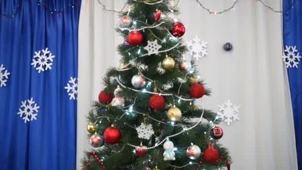 Árbol de Navidad decorado con guirnaldas - Metraje, vídeo