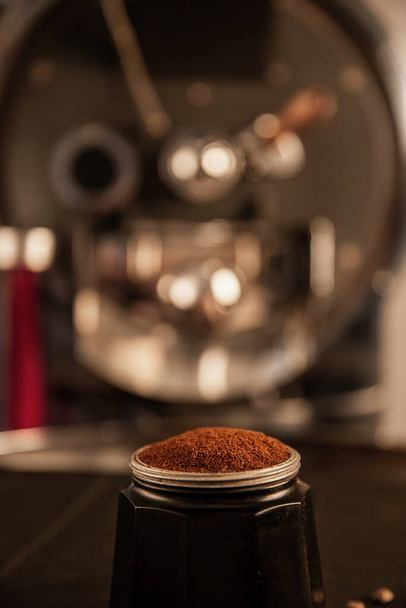 Pečení kávy. Kávová zrna v pečicím stroji. Oříznutá střela, zblízka, horizontálně, pozadí. Koncept výroby a průmyslu - Fotografie, Obrázek