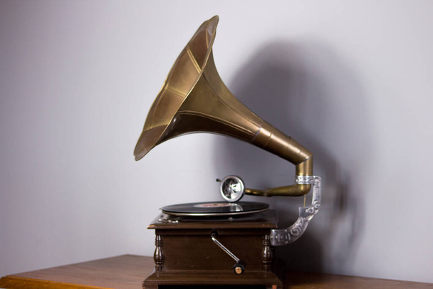 Un vecchio grammofono con una targa. Grammofono portatile a carica automatica. Patrimonio - Foto, immagini