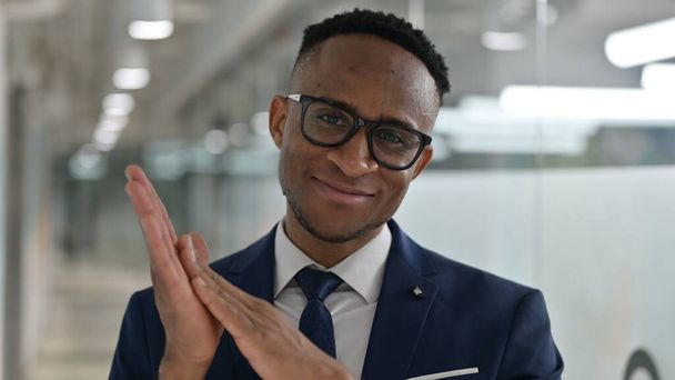 Portré izgalmas fiatal afrikai üzletember tapsol  - Fotó, kép