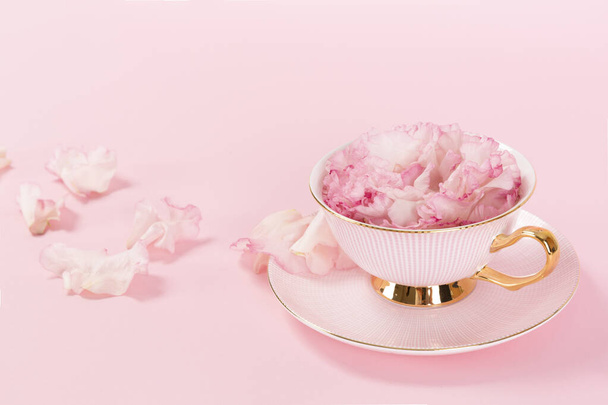 flower buds in cup, pink background - Foto, Imagem