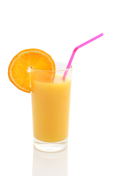 Sumo de laranja em um copo isolado
  - Foto, Imagem