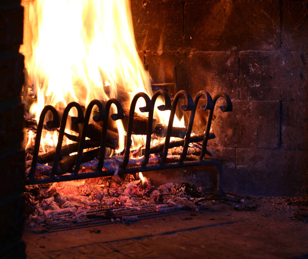 Sıcak yanan şömine, güven veren meskenin sıcaklığının sembolü. - Fotoğraf, Görsel