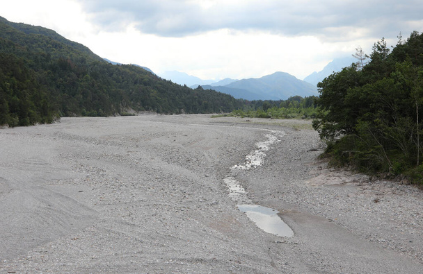 a Tagliamento nevű folyó száraz medre az a karsztjelenség, amely miatt a víz a föld alá kerül.Valójában látható, hogy a folyó eltűnik a sziklák alatt egy bizonyos ponton - Fotó, kép