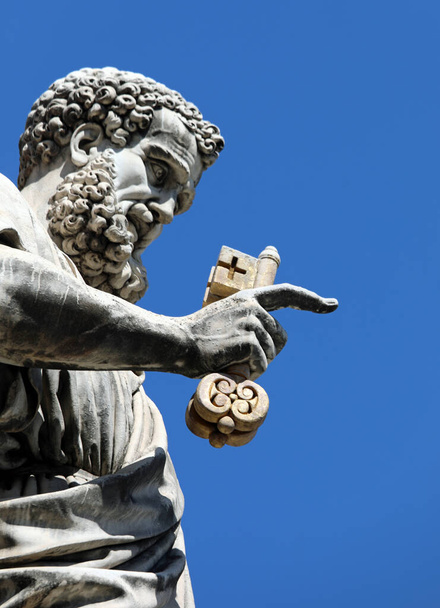 Статуя святого Петра с длинной бородой и ключами от рая на фоне голубого неба - Фото, изображение