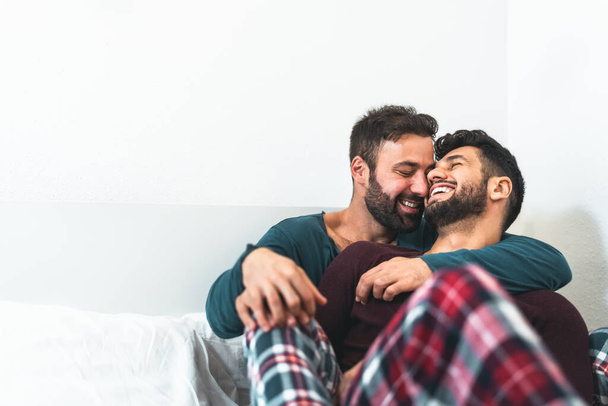 Boldog meleg pár gyengéd pillanatok a hálószobában - Homoszexuális szerelem kapcsolat és a nemek közötti egyenlőség fogalma - Fotó, kép