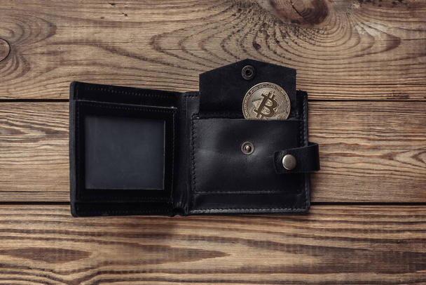 Bitcoin ja lompakko puinen pöytä. Kryptovaluutta - Valokuva, kuva