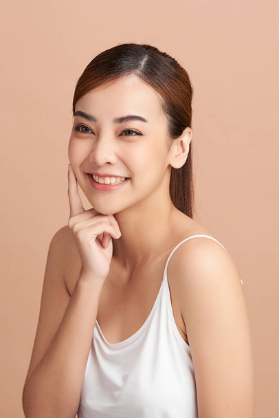Beautiful young asian woman with clean fresh skin on beige background, Face care, Facial treatment, Cosmetology, beauty and spa, Asian women portrait. - Foto, Imagem