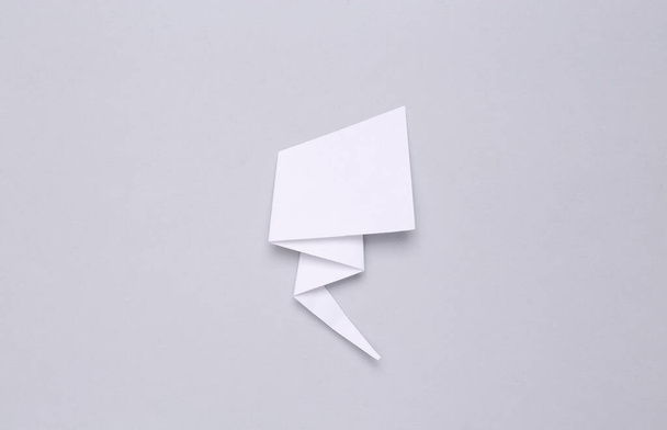 Papír vágott képregény párbeszédfelhő szürke háttérrel. Fénymásolási hely - Fotó, kép