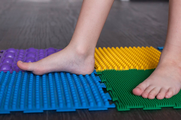 Voetmassage mat voor baby 's. Preventie van platte voeten en hallux valgus. Orthopedische massage puzzelmatten voor de ontwikkeling van kinderen. - Foto, afbeelding