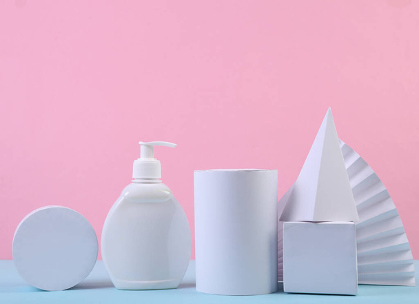 Schoonheid stilleven. Productpresentatie. Crème fles en geometrische vormen op een blauw-roze pastel achtergrond. Minimalisme, Concept art - Foto, afbeelding