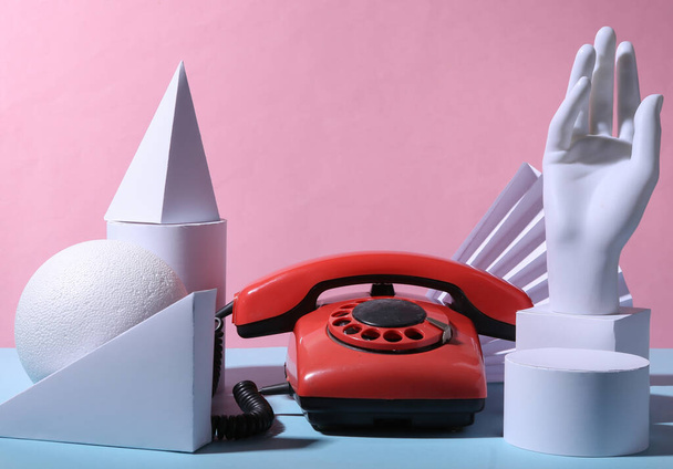 レトロな回転電話と青いピンクのパステルの背景に幾何学的な形。80年代のコンセプトアート - 写真・画像