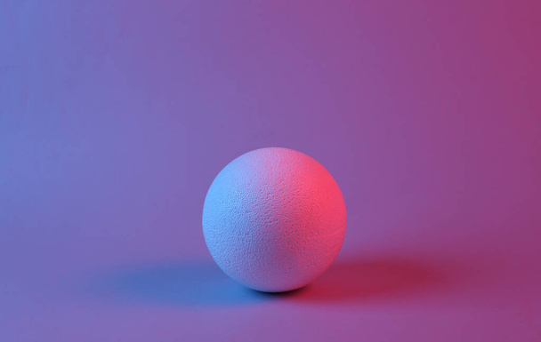 Мяч в красно-синем неоновом свете. Минимализм. - Фото, изображение