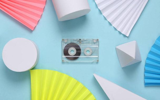 Retro audio cassette op abstracte achtergrond met geometrische vormen. Minimalisme. Concept kunst. Creatieve indeling - Foto, afbeelding