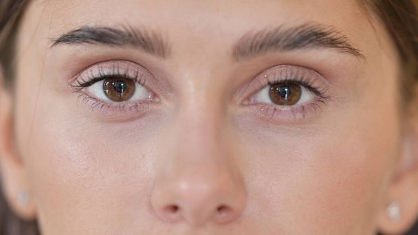 close-up van knipperende ogen van mooie jonge vrouw - Foto, afbeelding