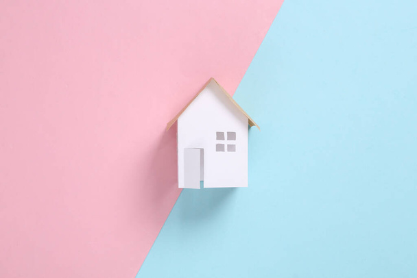 Mini figurina della casa di carta su sfondo blu rosa. Posa piatta - Foto, immagini