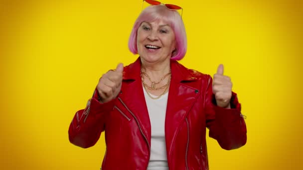 Ancianos anciana abuelita celebrar el éxito ganar grito se regocija haciendo el gesto de manos ganadoras decir Sí - Metraje, vídeo
