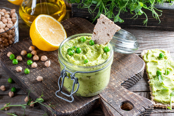 Guacamole und Hummus im Glas mit Gemüse und Crackern. Nützliche Diät-Snacks. - Foto, Bild