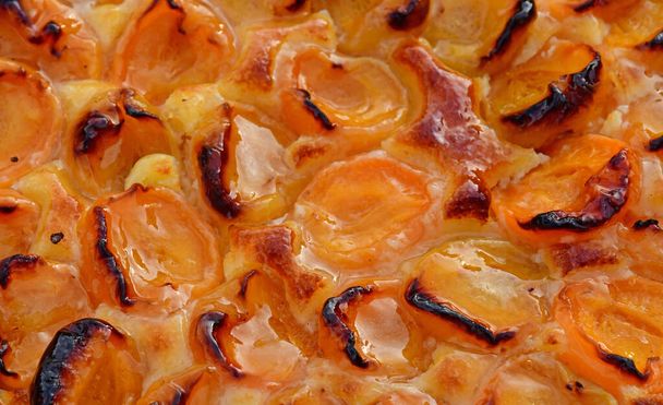 Conflans Sainte Honorine; Francia - 21 febbraio 2021: primo piano di una crostata di albicocche in una pasticceria  - Foto, immagini