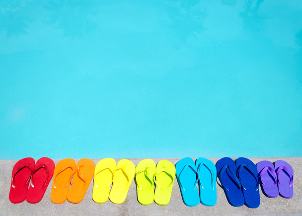 Цветные шлепанцы у бассейна
 - Фото, изображение