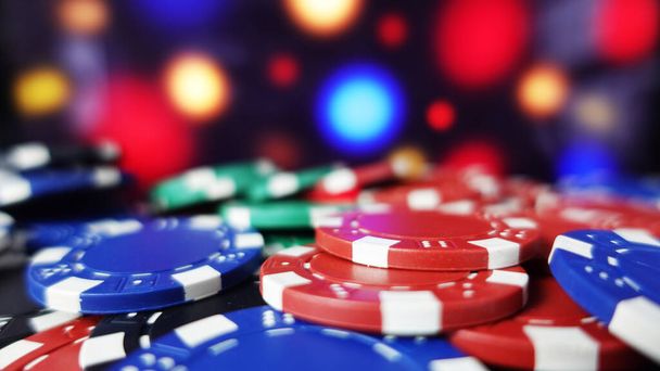 Gry kasyno tło biznesu z wielobarwnych żetonów pokerowych. Zbliżenie z głębią pola  - Zdjęcie, obraz