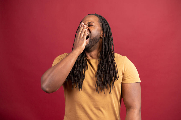 Sleepy African-American guy yawns - Valokuva, kuva
