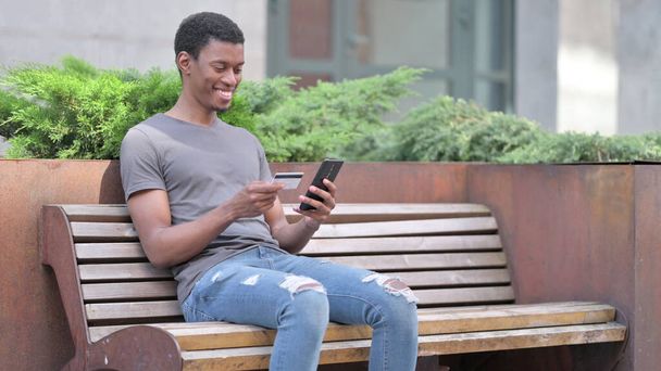 Pagamento Online bem sucedido no Smartphone por Homem Africano, Ao ar livre - Foto, Imagem