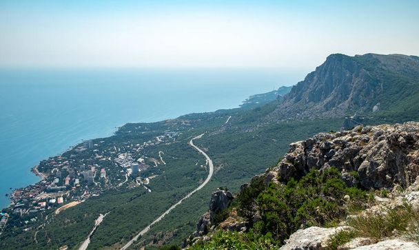 View of the South Coast Highway from the height of the Yalta Yaila in Crimea. - Foto, immagini