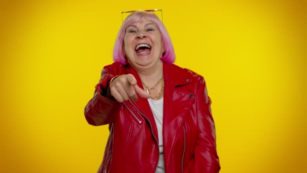 Vanhukset huvitti nainen osoittaa sormella kameraan nauraa ääneen naurettava ulkonäkö hauska vitsi - Materiaali, video