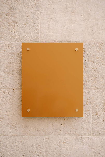 Tablero rectangular vacío moderno colgado en la pared de piedra - Foto, imagen