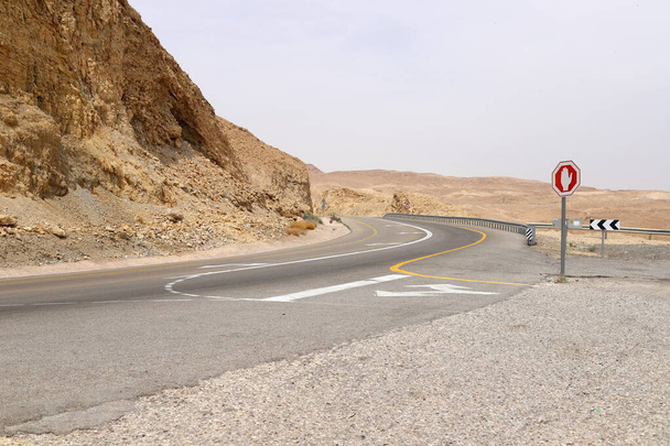 Cesta podél pobřeží Mrtvého moře v Judejské poušti v jižním Izraeli. Horký slunečný den.  - Fotografie, Obrázek