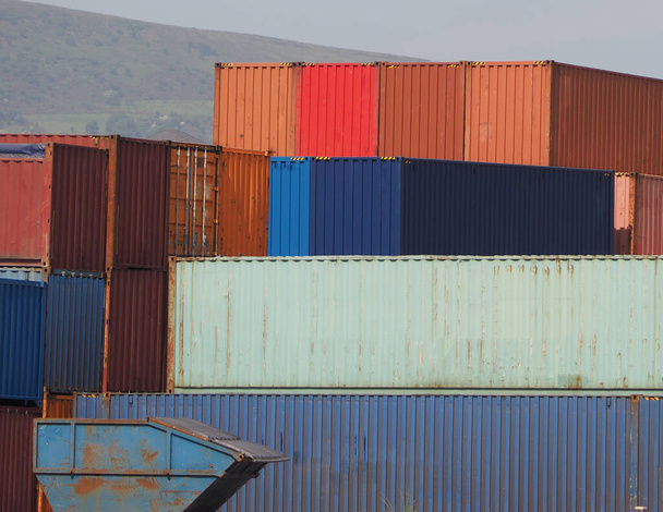 kontenery transportowe wykorzystywane do intermodalnego transportu towarowego - Zdjęcie, obraz