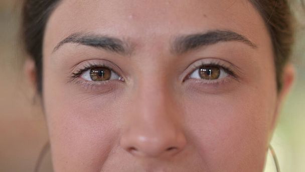 Primo piano di occhi lampeggianti di giovane donna indiana  - Foto, immagini