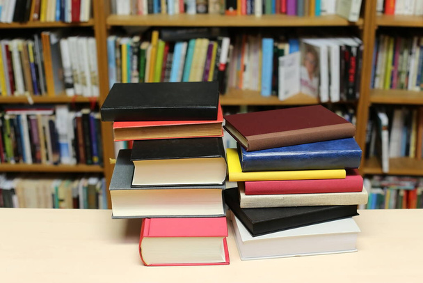  Buch auf dem Tisch in der Bibliothek - Foto, Bild
