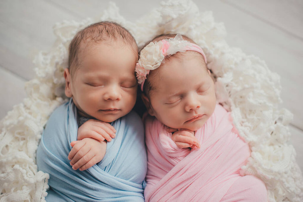 Близнецы новорожденные брат и сестра. Новорожденная девочка и мальчик. Спят сладко. - Фото, изображение