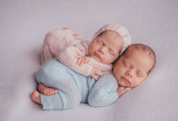 Kaksoset ovat vastasyntyneet veli ja sisko. Vastasyntynyt tyttö ja poika. Nuku sikeästi ja hymyile - Valokuva, kuva