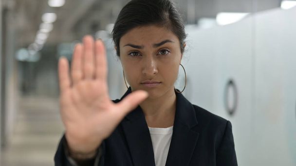 Ciddi Hintli İş Kadını 'nın Portresi Dur İşaretini Elle Gösteriyor  - Fotoğraf, Görsel