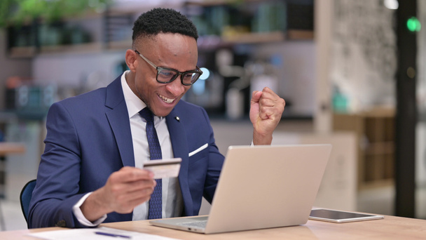 Úspěch online platby na notebooku pro mladé africké podnikatele v kanceláři  - Fotografie, Obrázek