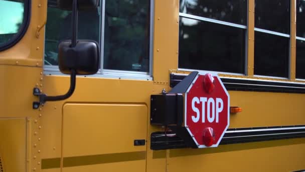 Zavřít pohled na prázdný školní autobus na parkovišti během pandemie Covid-19. Návrat do školy. - Záběry, video