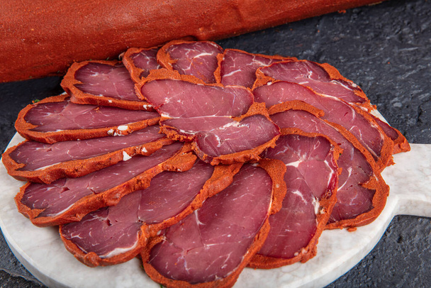 Turkish bacon, pastrami ( kayseri pastirma ) Fresh sliced pastrami. Pastrami ( dried meat with spices ). beef bacon sliced. traditional turkish food pastirma. - Photo, Image