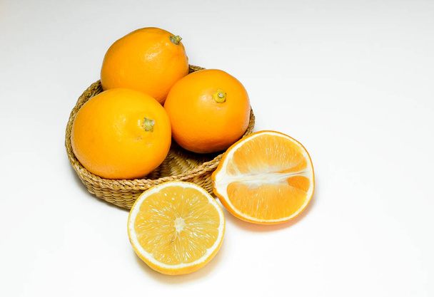 Зрізати лимони джерела на білому тлі
  - Фото, зображення
