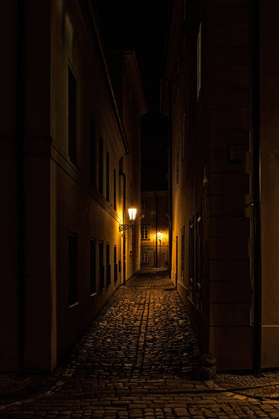 δρόμος την νύχτα στην παλιά Πράγα στο ιστορικό κέντρο - Φωτογραφία, εικόνα