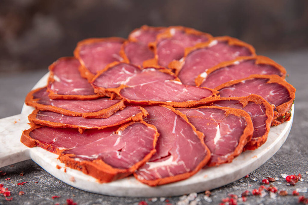 Turkish bacon, pastrami ( kayseri pastirma ) Fresh sliced pastrami. Pastrami ( dried meat with spices ). beef bacon sliced. traditional turkish food pastirma. - Photo, Image