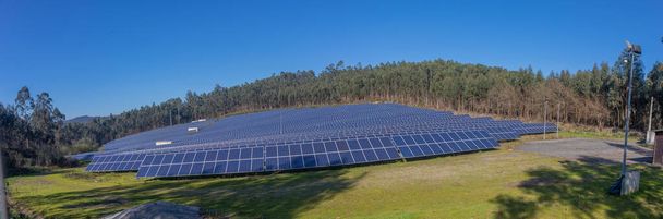 Bir yaz günü fotovoltaik panelli çim sahası - Fotoğraf, Görsel