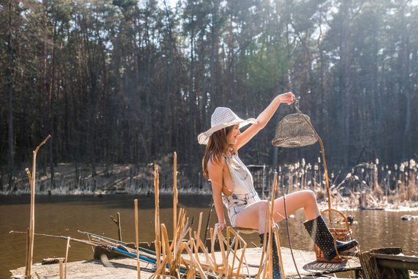 Meisje met vis gevangen in het meer - Foto, afbeelding